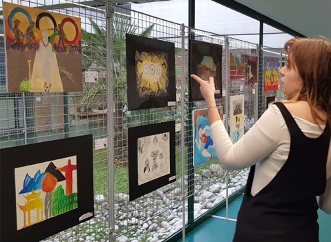 Composizioni di griglie espositive autoportanti con basi dritte