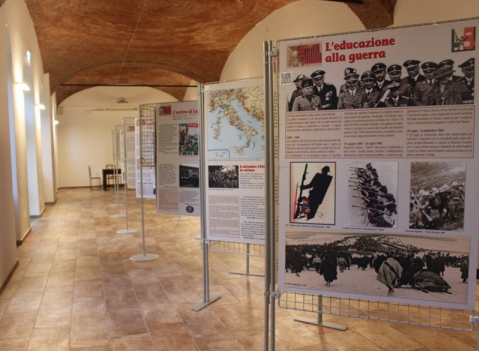 Griglie espositive autoportanti con basi tonde