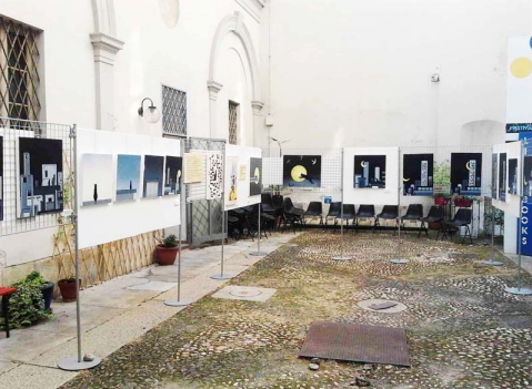 Mostra pittura con griglie espositive.2