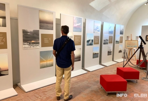 Parete espositiva autoportante modulare e bifacciale per pinacoteche e gallerie d'arte della LINEA OSTENDO