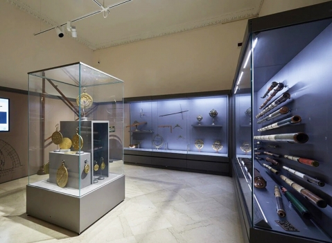 Vetrine espositive per musei della linea Theca